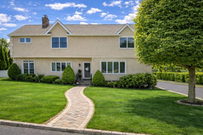 1,695,000 2692ft2 Renovated 4BR Colonial w Heated Saltwater Pool Spa Rye Neck Schools